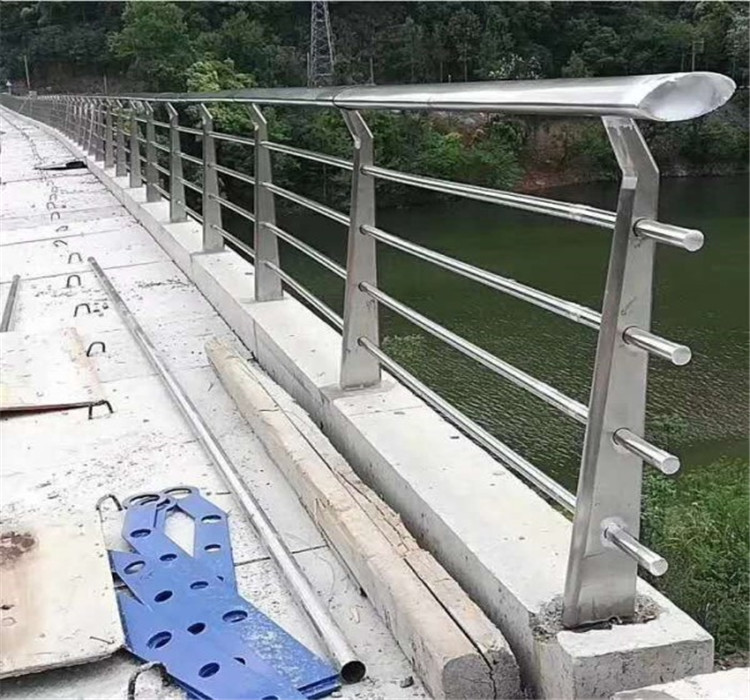 河堤必赢登陆入口工程护栏管.png